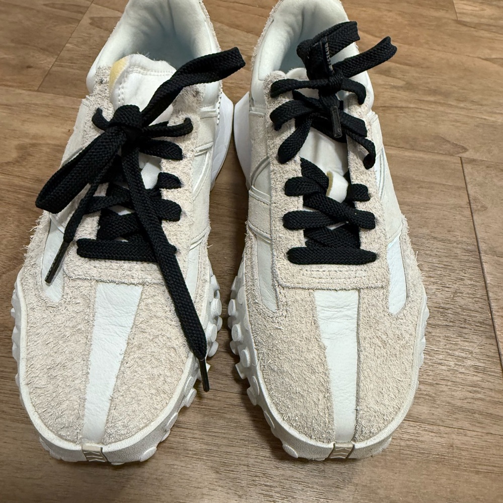 New Balance Sneakers in Cream and Black
